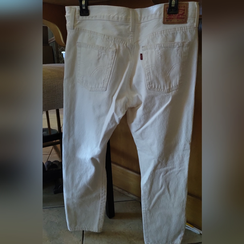 White Levi sz 28 501 with button fly - Picture 2 of 6